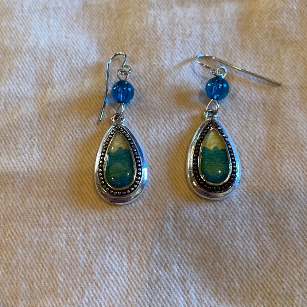 Super cute small earrings in Silver, black, green, yellow and blue.